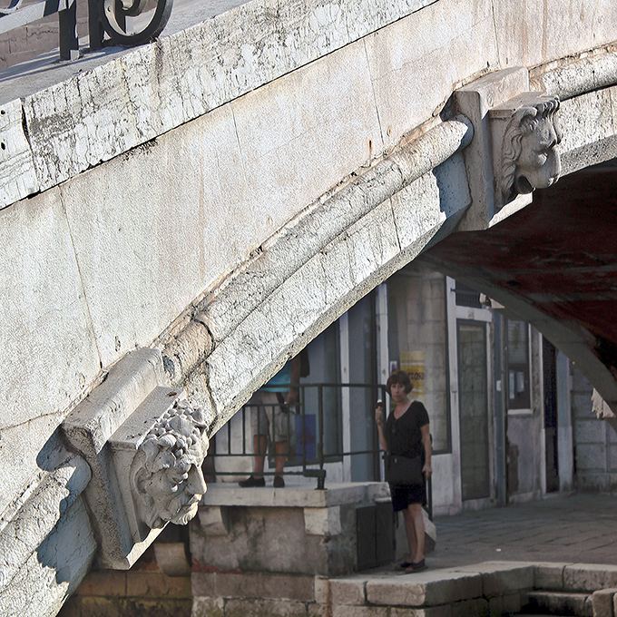 Momenti veneziani 43 - Sotto il ponte.jpg